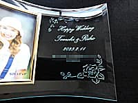 「Happy Wedding、新郎と新婦の名前、結婚式の日付」を彫刻した、結婚祝い用の写真立て