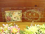 「赤ちゃんの名前、生年月日、生まれた時の身長と体重」を彫刻した、両親への出産内祝い用のガラス製写真立て