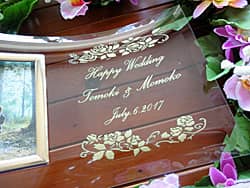 「Happy wedding、新郎新婦の名前」を彫刻した、結婚祝いのプレゼント用のガラス製写真立て