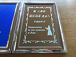 「祝8段位、○○様、武道シーンのイラスト」を彫刻した、武道の昇段表彰用の写真立て