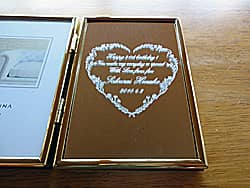 「Happy 21th birthday、彼女の名前、誕生日」を彫刻した、誕生日プレゼント用の写真立て