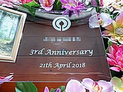 �u��Ђ̃��S�}�[�N�A3rd anniversary�v�𒤍������A�J��3���N�j���p�̃K���X���ʐ^����