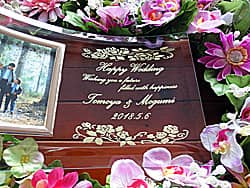 「Wishing you a furure filled with happiness、新郎と新婦の名前」を彫刻した、結婚祝い用の写真立て