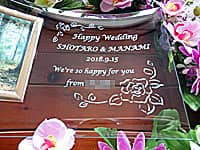 「Happy wedding、新郎と新婦の名前、部署名」を彫刻した、職場の同僚への結婚祝い用のガラス製フォトフレーム