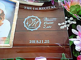 「The 1st recital」「バレエ教室のロゴマーク」を彫刻した、バレエリサイタルの記念品用の写真立て