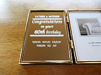 「Father & Mother」「Congratulations on your 60th birthday」を彫刻した、両親の還暦祝い用の写真立て