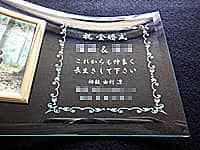 「祝金婚式、両親の名前、家族全員の名前」を彫刻した、両親への金婚式の贈り物用のガラス製写真立て