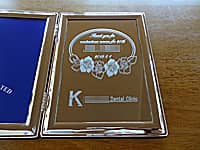 「表彰文、名前、ロゴマーク」を彫刻した、歯科医院のスタッフへの勤続20年表彰用の写真立て