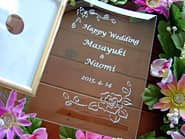 「Happy wedding、新郎と新婦の名前、挙式日」を彫刻した、結婚祝い用のガラス製写真立て
