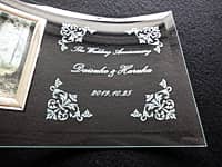 「The wedding anniversary、旦那様と奥様の名前、日付」を彫刻した、奥様への結婚記念日のプレゼント用の写真立て