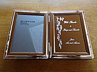 「With thanks、両親と新郎新婦の名前」を彫刻した、披露宴で両親へ贈るブックタイプの写真立て