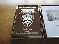 「表彰内容、受賞者名」と「ロゴマーク」を彫刻した、表彰記念品用のフォトスタンド