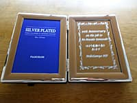 「20th anniversary on the job to ○○、心より感謝の意を表します。」を彫刻した、病院スタッフへの勤続20年表彰用の写真立て
