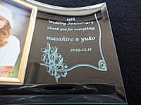 「15th wedding anniversary. Thank you for everything. 、旦那様と奥様の名前、日付」を彫刻した、結婚15周年祝い用のフォトスタンド