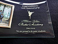 �uCongratulations�A10th anniversary�A�o���G�����̖��O�v�Ɓu�o�����[�i�̃C���X�g�v�𒤍������A�o���G�����̎��N�j���p�̃t�H�g�t���[��