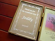 �uThank you for the wonderful days�A�搶�̖��O�v�𒤍������A�S�C�̐搶�ւ̒�N�ސE�̃v���[���g�p�̃t�H�g�X�^���h