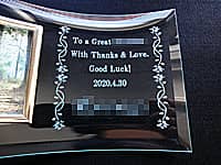 ��N�ސE�j���p�̃K���X���ʐ^���āi��Ђ̃��S�ƁATo a great ����. With thanks & love. Good luck�𒤍��j