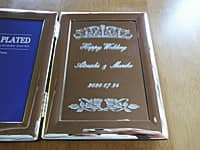 結婚祝い用の名入れ写真立て(Happy wedding、新郎と新婦の名前、2020.7.24を彫刻)