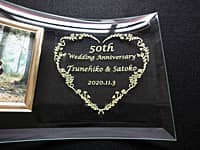 両親の金婚式祝い用のガラス製写真立て(50th wedding anniversary、両親の名前、結婚記念日の日付を写真立てに彫刻)