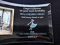 傘寿祝い用の写真立て(Congratulations on your 80th birthday、贈る相手の名前、日付、贈り主の団体名とマークを、ガラス製の写真立てに彫刻)