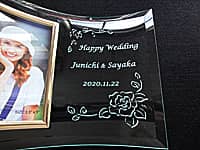 結婚祝い用のガラス製写真立て(Happy wedding、新郎と新婦の名前、結婚式の日付を彫刻)