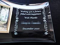 �uWishing you a future filled with happiness�AWith Thanks�A�ސE������̖��O�A���t�v�𒤍������A��N�ސE�̑��蕨�p�̃K���X���ʐ^����