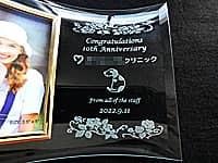 �uCongratulations�A10th Anniversary�A�N���j�b�N�̃��S�ƃL�����N�^�[�v�𒤍������A�X�^�b�t����N���j�b�N�ւ̎��N�j���p�̃K���X���ʐ^����