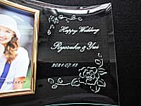 「Happy Wedding、新郎と新婦の名前、結婚式の日付」を彫刻した、結婚祝いのプレゼント用のガラス製写真立て