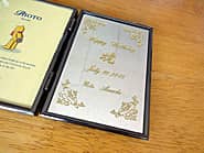 「Happy birthday、旦那様の名前、日付」を彫刻した、誕生日プレゼント用の写真立て