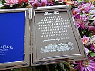 「Dear ○○、With love on your birthday」を彫刻した、彼女への誕生日プレゼント用の写真立て