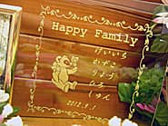 �uHappy Family�A�Ƒ��S���̖��O�v�𒤍������A�V�z�j���p�̃K���X���ʐ^����
