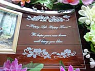 �uHappy Life Happy Home. We hope your new home will bring you bliss.�v�𒤍������A�V�z�j���p�̃K���X���ʐ^����