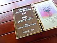 「With love on your 60th birthday、Dear ○○、from ○○」を彫刻した、旦那様への還暦祝い用の写真立て