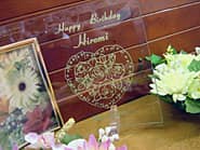 「Happy birthday、彼女の名前、日付」を彫刻した、誕生日プレゼント用のガラス製写真立て