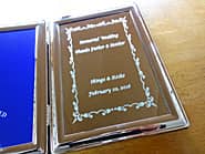 「Memorial wedding、新郎と新婦の名前」を彫刻した、披露宴で両親への贈呈品用のフォトスタンド