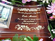 �uYou did a fine job for a long time�A�ސE������̖��O�A��Ж��v�𒤍������A��N�ސE�̋L�O�i�p�̃K���X���ʐ^����