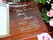 「2nd wedding anniversary、奥さまと旦那様の名前、日付」を彫刻した、奥さまへの結婚記念日のプレゼント用のガラス製フォトフレーム