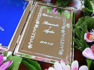 「Thank you for everything、新郎と新婦の名前」を彫刻した、両親へのプレゼント用の写真立て