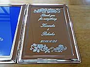 「Thank you for everything、新郎と新婦の名前」を彫刻した、結婚式で両親へのプレゼント用のフォトフレーム
