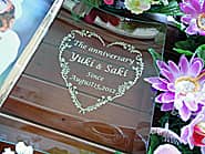 「The anniversary、奥さまと旦那様の名前、結婚記念日の日付」を彫刻した、奥さまへの結婚記念日の贈り物用の写真立て