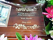 「Wishing you a future filled with happiness、結婚記念日の日付」を彫刻した、奥さまへの結婚記念日の贈り物用のガラス製フォトフレーム