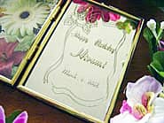 「Happy birthday、奥さまの名前、誕生日の日付」を彫刻した、誕生日プレゼント用のフォトフレーム