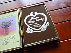 オリジナル図案を彫刻した、彼女への誕生日プレゼント用のフォトスタンド