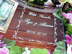 「With thanks、新郎と新婦の名前」を彫刻した、結婚式で両親へ贈るプレゼント用の写真立て