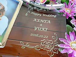 「Happy wedding、To a Great Couple、日付」を彫刻した、結婚祝い用のガラス製写真立て