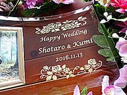 「Happy wedding、新郎と新婦の名前、結婚式の日付」を彫刻した、結婚祝い用のガラス製写真立て