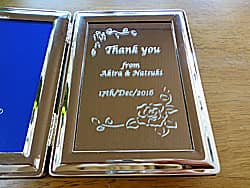 「Thank you、新郎と新婦の名前」を彫刻した、両親へのプレゼント用の写真立て