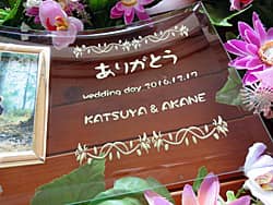 「ありがとう、新郎と新婦の名前」を彫刻した、両親へのプレゼント用のガラス製写真立て