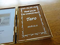 「Thank you for the wonderful days、ペットの名前」を彫刻したブックタイプの写真立て