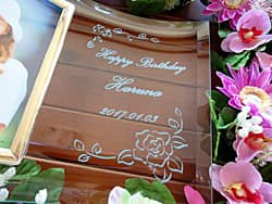 「Happy birthday、お母さんの名前、誕生日」を彫刻した、誕生日プレゼント用のガラス製フォトフレーム